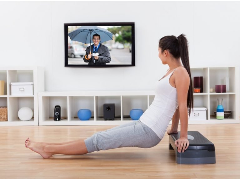 5 Workout Yang Cocok Sambil Nonton TV