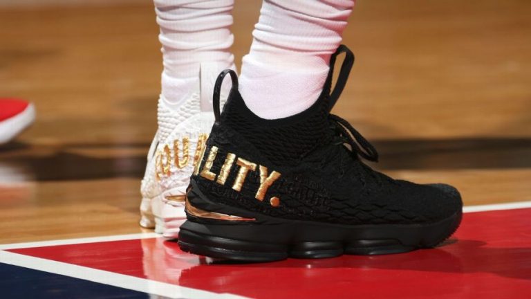 Memakai Mismatched Sneakers Bukan Hal Baru Di NBA