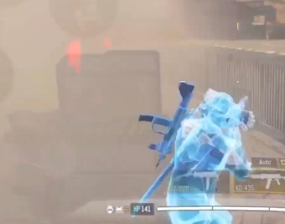Smoke Bomber dapat melihat musuh di balik shield defender