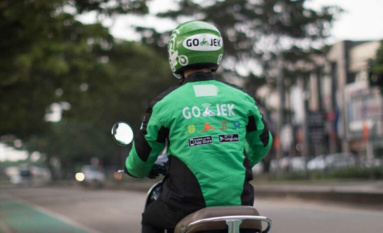 pria gugat gojek 25 Triliun