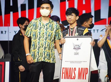 RRQ Clay Persembahkan Gelar MVP Final MPL ID S9 Untuk Sosok Ini!